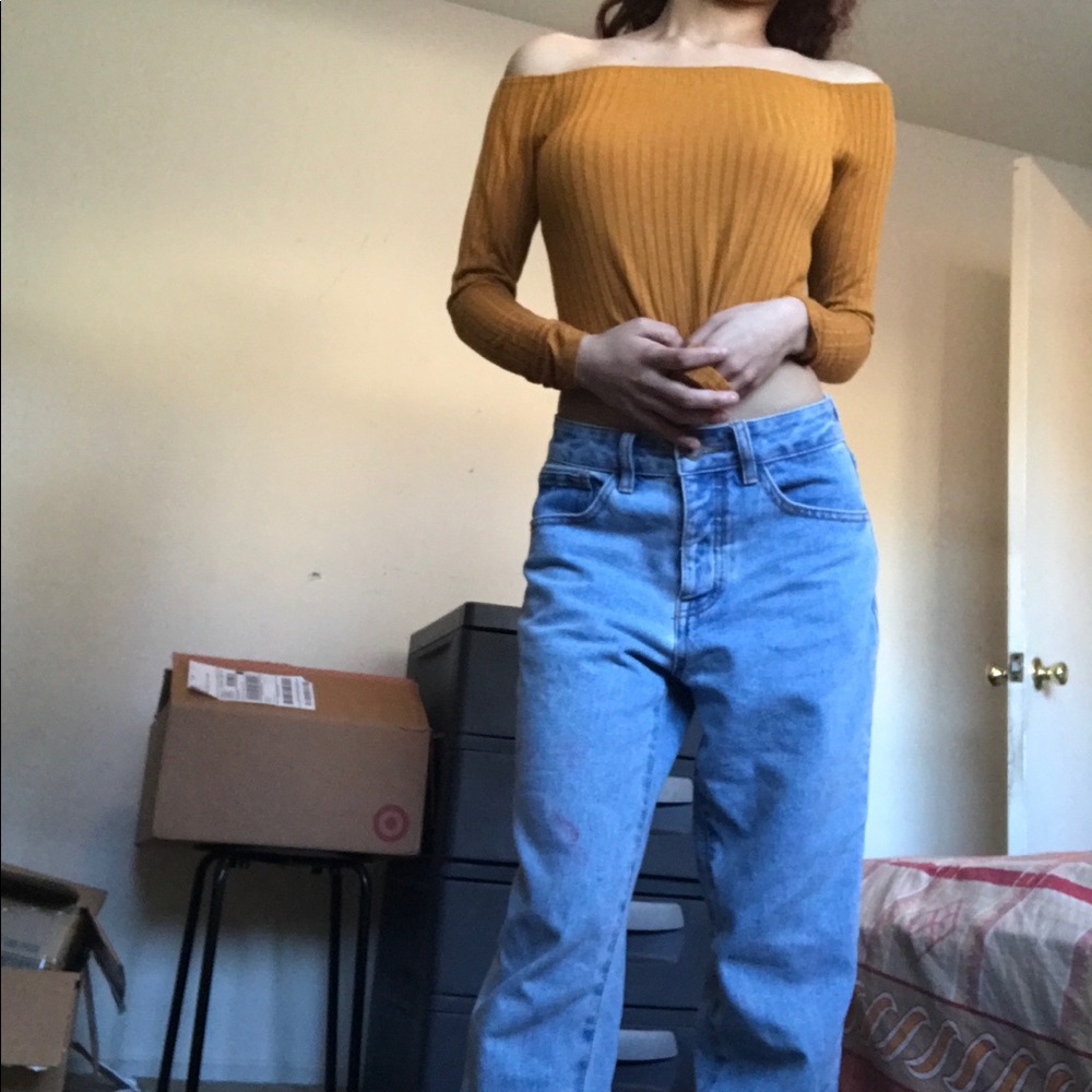 Masturd off the shoulder top